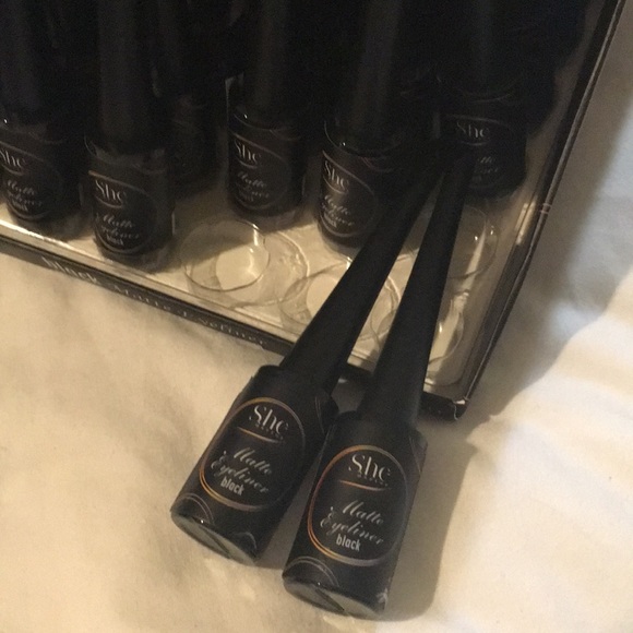 Black Eyeliner - Picture 4 of 6